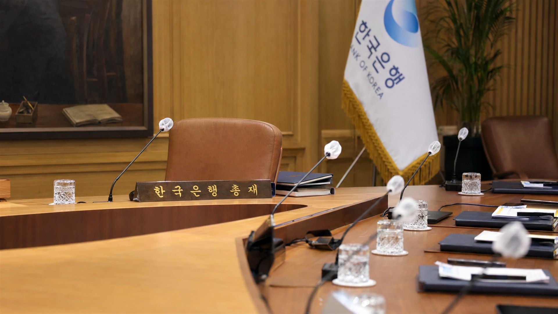 한국은행 4월 금통위, 2.50% 동결...부채·환율·인플레 삼각 함수 속 길어지는 '관찰 모드'