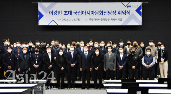 이강현 국립아시아문화전당장은 15일 취임식을 갖고 공식 업무에 돌입했다. 이 전당장은 "명실상부하게 아시아 문화예술의 새로운 가치 창출을 선도하는 문화예술 기관이 되고 지역사회와 함께 열린 전당으로 거듭 날 수 있도록 노력하겠다"고 포부를 밝혔다. 2022.02.15