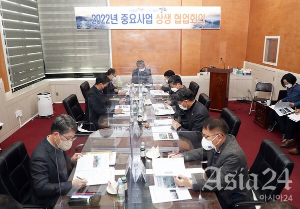 전북 정읍시는  11일 유진섭 시장 주재로 정읍천을 중심으로 추진 중인 벚꽃 축제와 빛 축제, 벚꽃로 경관조명 정비사업, 하천 정비사업에 대해 추진상황을 점검했다.