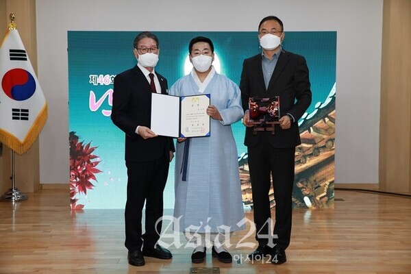 46회 난계국악경연대회에서 일반부  대상을 차지한 최태영씨(가운데).