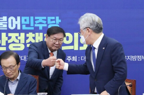 김태년, 지역화폐 논란 속 이재명 손 들어줘…이지사