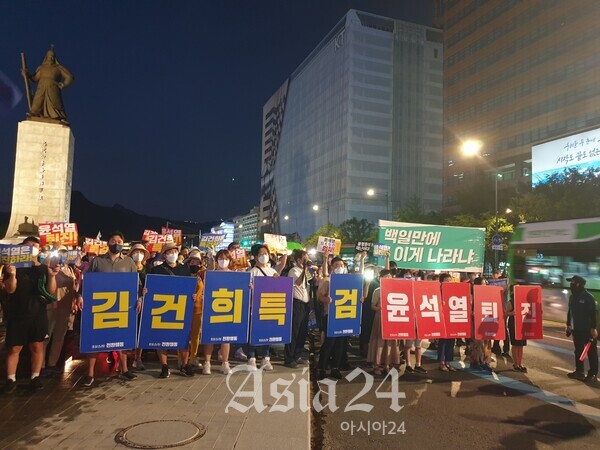이순신 동상 앞에서