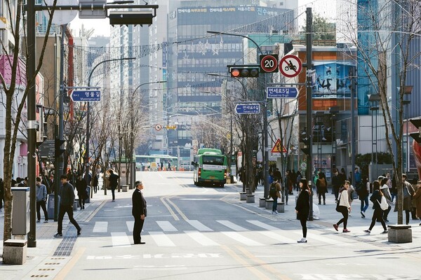 대학가 상권의 몰락: 황금시대의 끝과 불확실한 미래